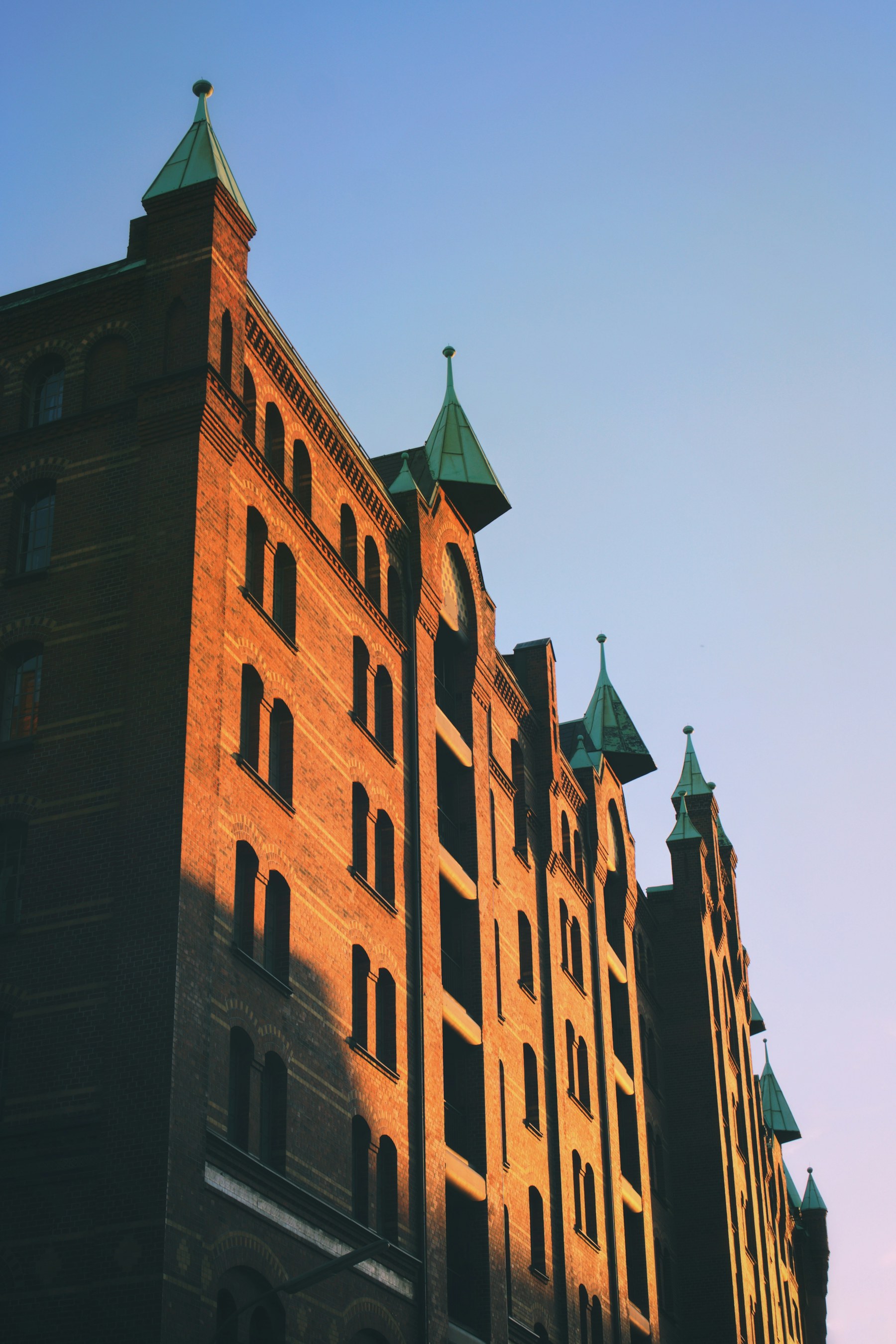 Historische Backsteinfassade der Hamburger Speicherstadt im Abendlicht